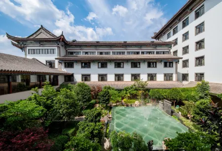 Jianhua International Hotel Отели рядом с достопримечательностью «Ancient Town of Yi People»