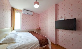 Baoshuo Hotel (Qingdao Beer Street Guangrao Road Subway Station)