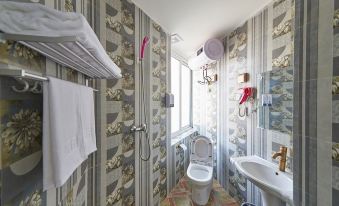 Baoshuo Hotel (Qingdao Beer Street Guangrao Road Subway Station)