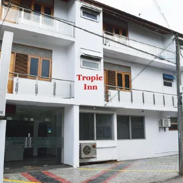 Tropic Inn Отели рядом с достопримечательностью «Mt Lavinia Beach»