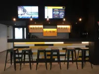 Sleep Well Youth Hostel - bars