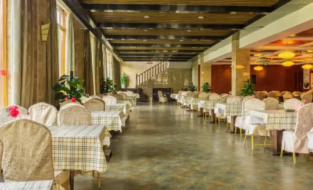 Guangyuan Empress Hot Spring Hotel Отели рядом с достопримечательностью «Jialing River»