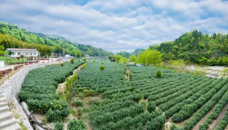 Shiwai Chayuan Theme Hostel Отели рядом с достопримечательностью «Rainbow Waterfall Scenic Spot In The Dabie Mountains»