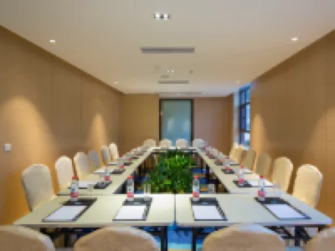 稲城亞丁ホリデイ イン エクスプレススイートホテル 稲城のホテル