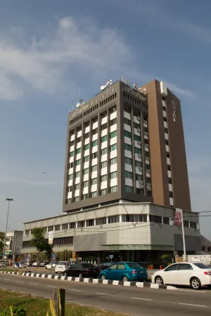 Pinetree Hotel Отели рядом с достопримечательностью «AEON BiG Batu Pahat»