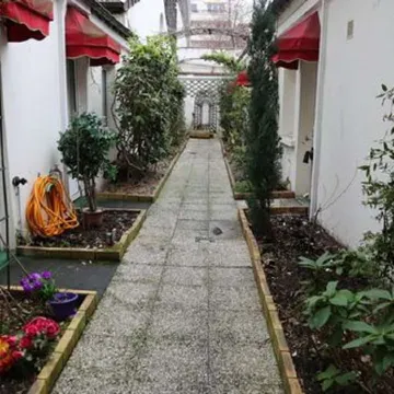 Hôtel Princesse Isabelle Отели рядом со станцией La Defense Station