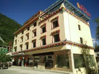 Li County Cangyi Grand Hotel Hotels near Erguxi Scenic Area