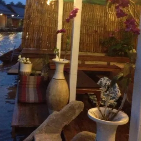At Casa Guesthouse Amphawa