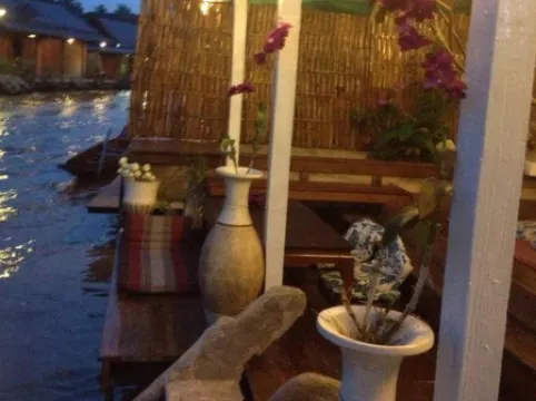 At Casa Guesthouse Amphawa