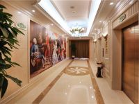 维也纳国际酒店(烟台自贸区金沙滩星颐广场店) - 公共区域