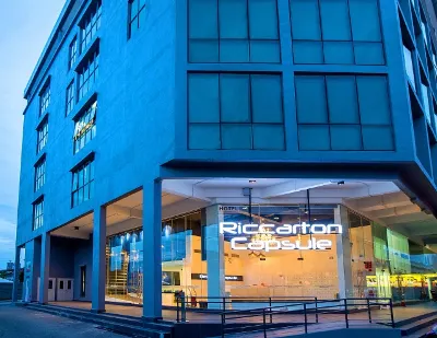 Riccarton Capsule Hotel Hotel in zona Wat Meh Liew Buddhist Temple