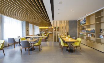 Atour Hotel (Zhangjiakou High-speed Rail Station) - Housity