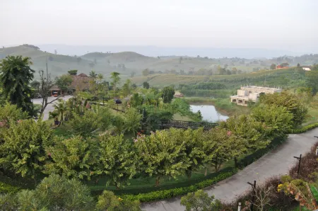 Dern Din du Dao Resort Nakhon Ratchasima Отели рядом с достопримечательностью «Wat Khao Phaeng Ma»