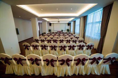 Bees Hotel Отели в г. Эшань