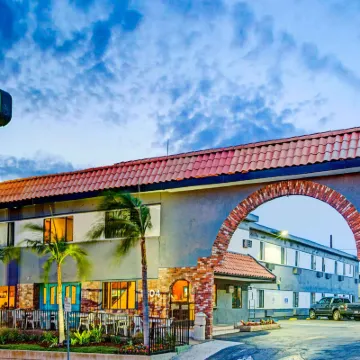 Travelodge by Wyndham LAX Отели рядом с достопримечательностью «Район аэропорта Лос-Анджелеса»