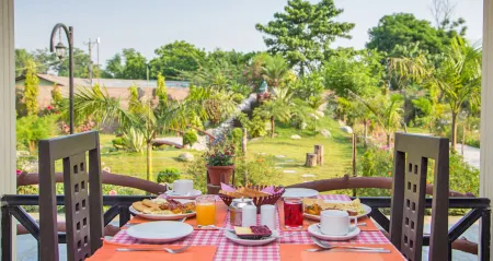 Center Park Resort Отели рядом с достопримечательностью «Chitwan Jungle Safari»