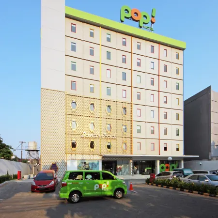 Pop! Hotel Tebet Jakarta Отели рядом с достопримечательностью «Торговый центр Epicentrum Walk»