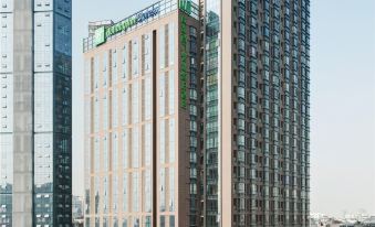 A large building with numerous windows is located in the middle of Orchard Road at Holiday Inn Express Chengdu West Gate