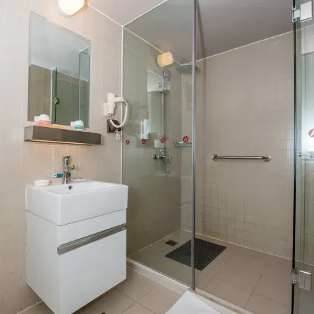 Jinjiang Inn Select Hotel (Chifeng South Railway Station Shier Zhong)