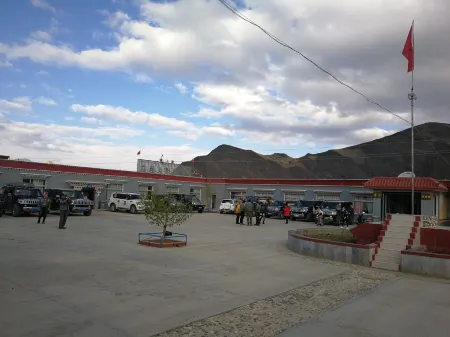 Tingri Baiba Hotel (Everest Avenue) Отели в г. Динжи