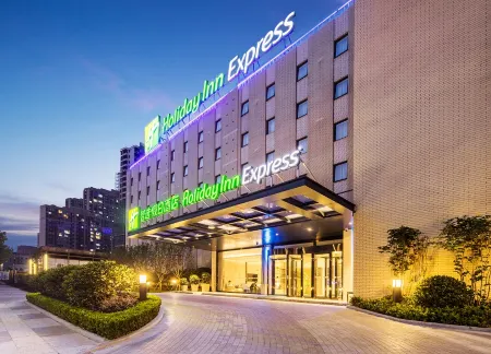 Holiday Inn Express Shaoxing Paojiang Отели рядом с достопримечательностью «Shaoxing College of Arts and Science Yuanpei College»