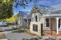 Grandview Accommodation - the Elm Tree Apartments - Parking