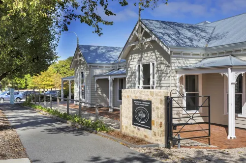 Grandview Accommodation - the Elm Tree Apartments