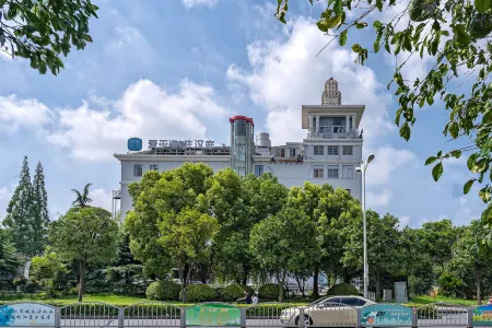 HanTing Premium Hotel (Shanghai Songjiang Station) Отели рядом с достопримечательностью «Xilinchan Temple»