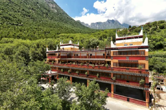 Jiaju Sanjiemei Hostel