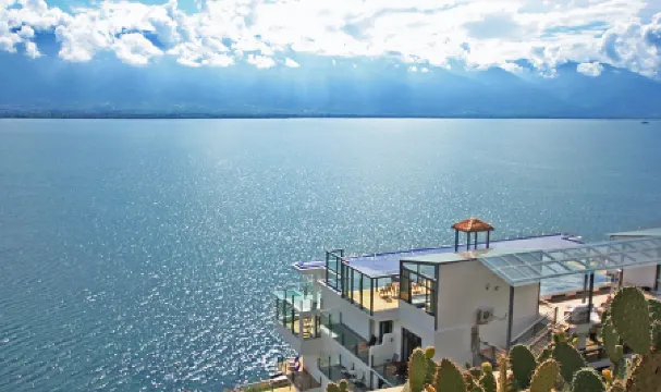 Zhenmei Holiday Hostel (Dali Erhai Cliff Lake View)