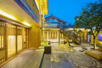 Lijiang Ancient City Yuezhuxuan Light Luxury Holiday Home