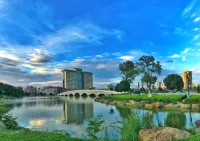 Auspicious Phoenix Hotel Отели рядом с достопримечательностью «Спортивный стадион Юябаошана»
