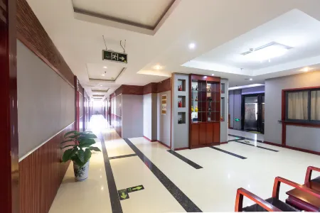 Qinyuanchun Hotel Отели рядом со станцией Jiaozuoxi Railway Station