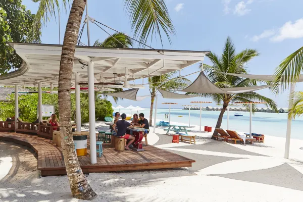LUX* South Ari Atoll: beach side dining