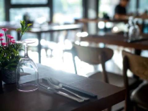 โรงแรม เวียนนา (ปรับปรุงใหม่ 2025) โรงแรมในโครอน