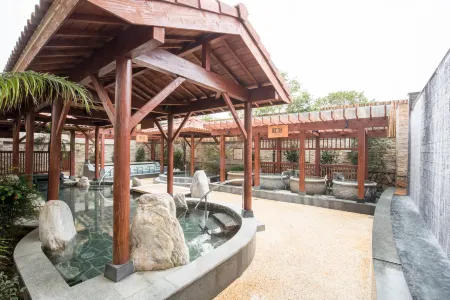 Tangland Hot Spring Hotel (Shanghai Changqing) Отели рядом с достопримечательностью «Chongfu Daoyuan»