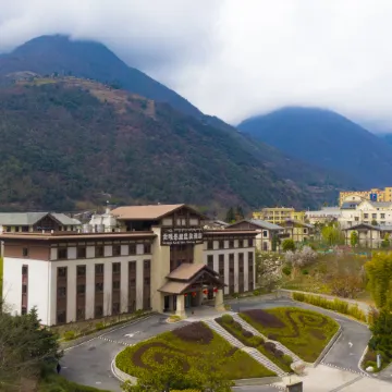 Gongga cliff Hot Spring Hotel Отели в г. Лудинг