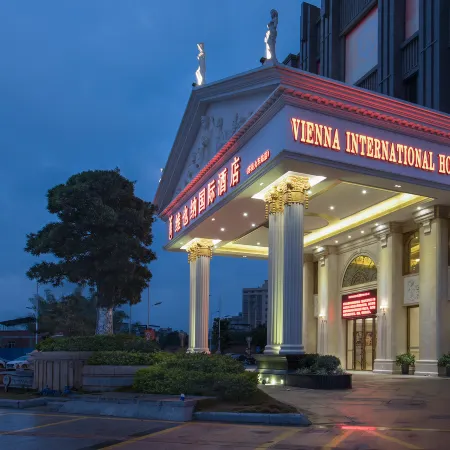 Vienna International Hotel (Yulin rongzhou bridge railway station shop )