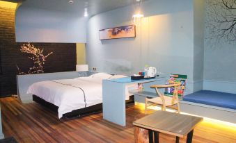 Guangyuan Riverside No.1 Theme Hotel