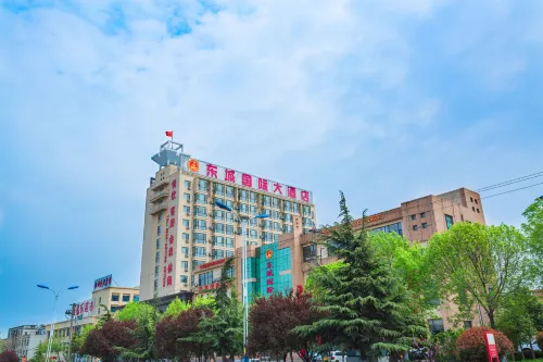 DONG CHENG GUOJIDAJIUDIAN - Bergblick