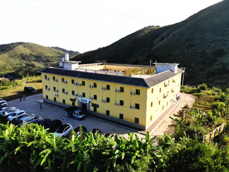 Gratitude Manor Campus Theme Homestay Отели рядом с достопримечательностью «Taxia Scenic Spot, Tulou Nanjing Scenic Area»