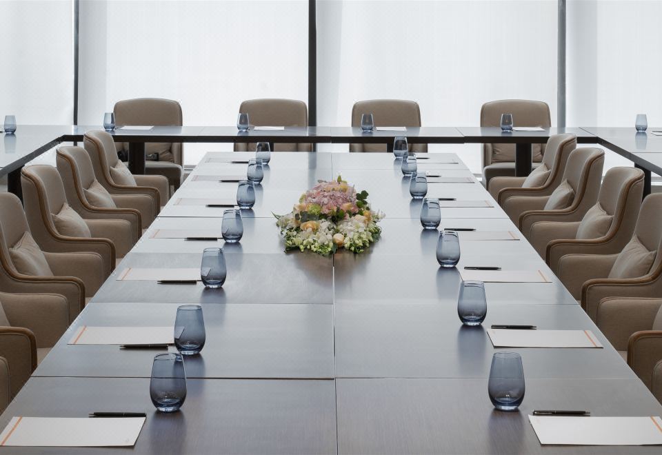 플라이 주 호텔의 깨끗하고 정돈된 실내 이미지