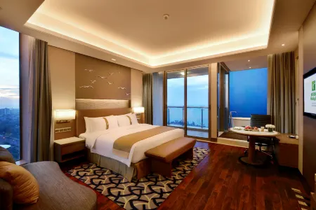 Holiday Inn Haikou West Coast Отели рядом с достопримечательностью «Jinshawan Coastal Park»