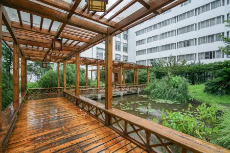 East Hotel Отели рядом с достопримечательностью «Chuannan Normal College for Childhood Education»