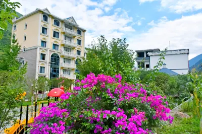 Luding Bashite Farmhouse Hotels near Erlang Mountain Tunnel