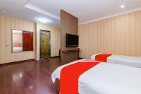 OYO Guangyuan Business Hotel (Xinyang Railway Station Tianrun Plaza) - 2 Yıldız