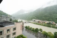 Panda Hometown Hotel - Mountain view