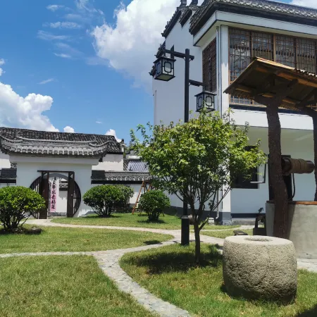 Zuowang Jiangcun Hotel