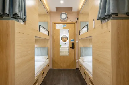 Smiley's Long Time No See Hostel (Chongqing Crown Grand Escalator Lianglukou Metro Station Branch）