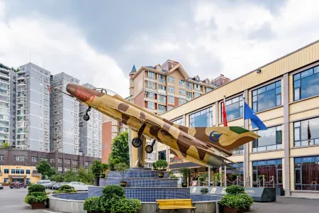 Guifei Hotel Отели рядом с достопримечательностью «Yuantong Temple»